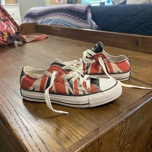 Low top all star Chuck Taylor’s